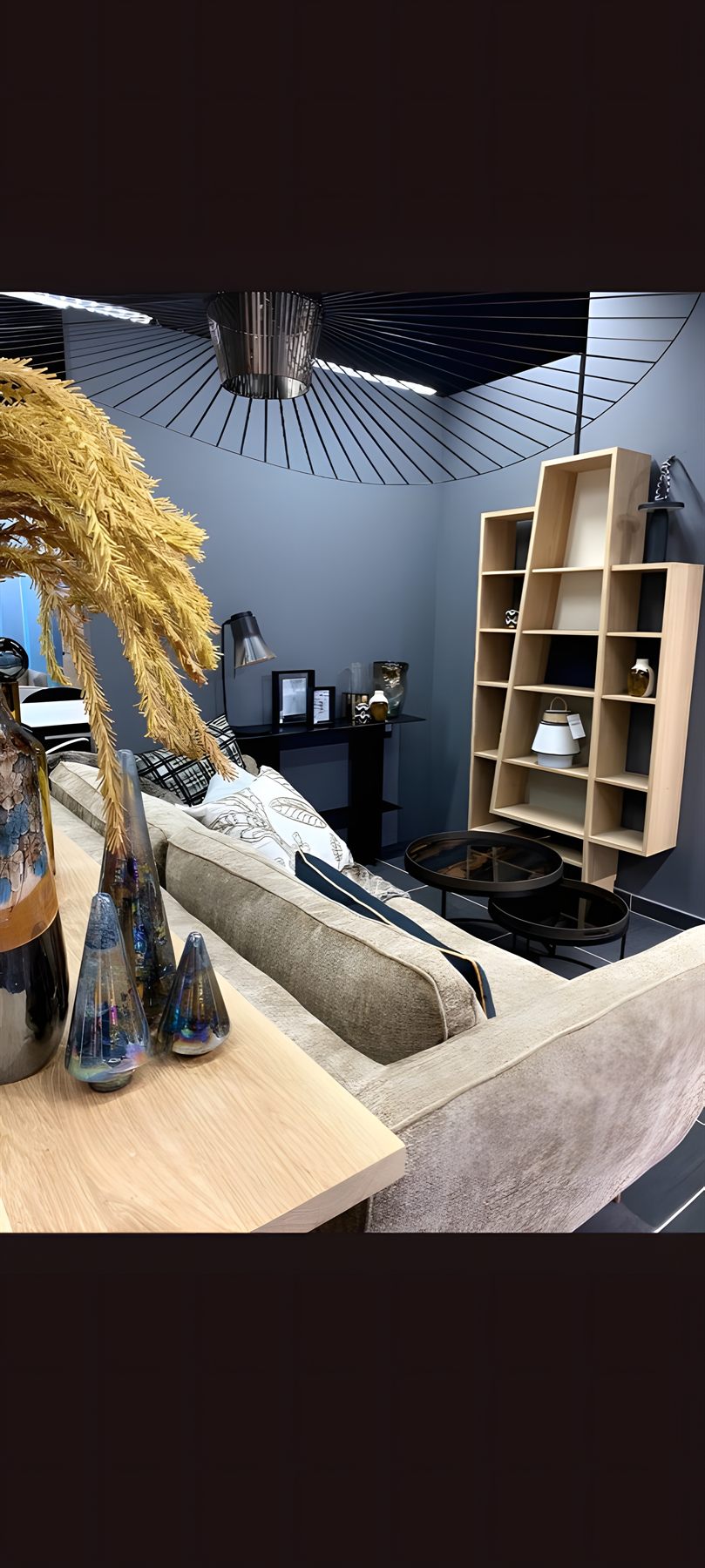 Showroom Ton sur Ton — canapé et luminaires