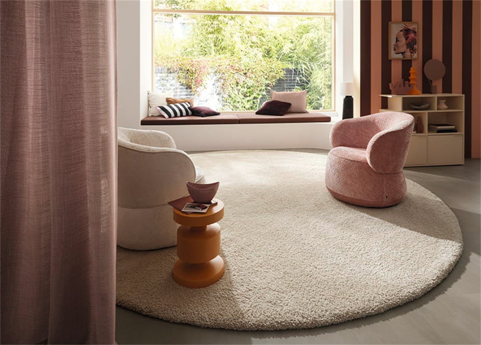 Tapis rond crème dans un salon